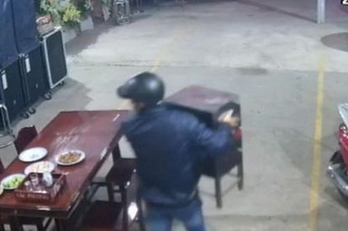 Phẫn nộ hai kẻ bịt mặt lẻn vào đám ma trộm hơn 400 trăm triệu tiền phúng điếu