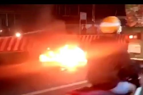 Chạy ngược chiều tốc độ cao gây tai nạn, 2 xe máy phát cháy khiến 3 người trọng thương
