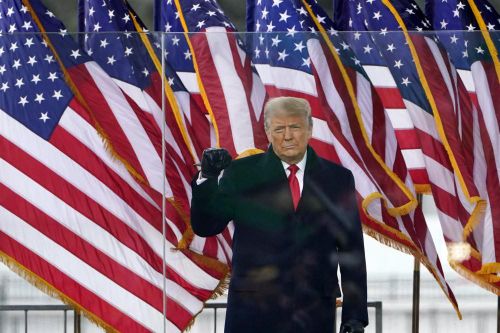 Facebook, Twitter khóa tài khoản của ông Trump sau bạo loạn ở Quốc hội