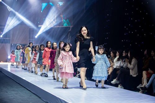 Những em bé ngọt ngào tỏa sáng trên sân khấu Giáng sinh 2020