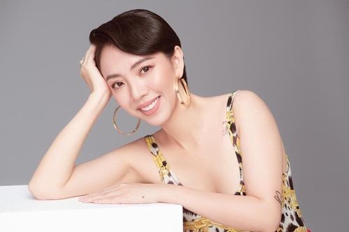 'Chị Mười Ba' tung bộ ảnh hở bạo cực kỳ quyến rũ nhưng Tiến Luật lại nhầm vợ thành ca sĩ 'Tóc Tiên'