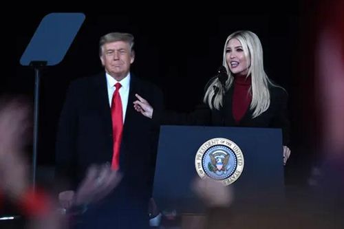 Hứng bão chỉ trích, con gái ông Trump vội xóa tweet về người biểu tình