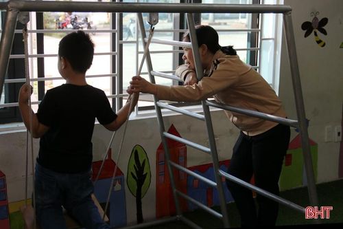 Hành trình cùng con trai 'chiến đấu' với bệnh tự kỷ của bà mẹ Hà Tĩnh
