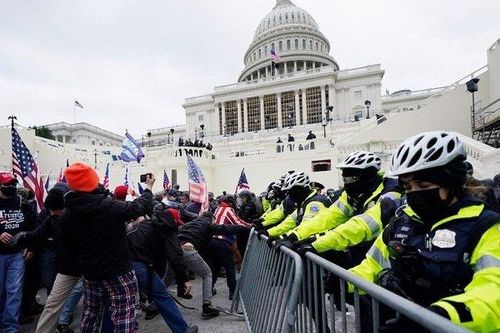 Người biểu tình ủng hộ ông Trump xông vào trụ sở Quốc hội Mỹ