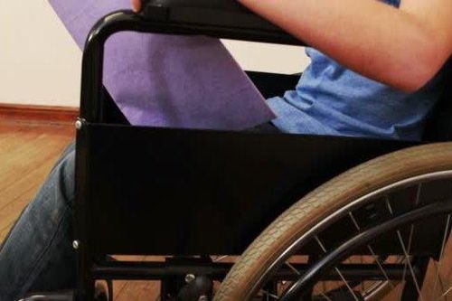 Con gái khỏe mạnh nhưng ngồi xe lăn suốt 8 năm chỉ vì mẹ làm điều này