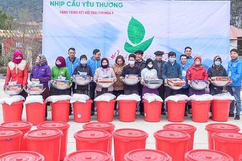 Nhóm Nhịp Cầu Yêu Thương mang hơi ấm đồng bằng lên cao nguyên đá Cán Chu Phìn