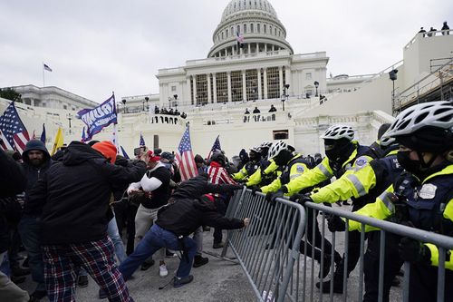 Người biểu tình thân Trump 'đại náo' Đồi Capitol