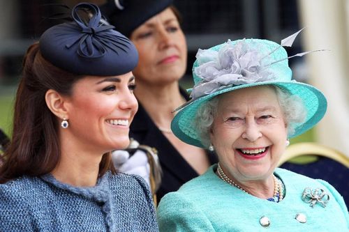 Kate Middleton học tập gu thời trang của Nữ hoàng Elizabeth II