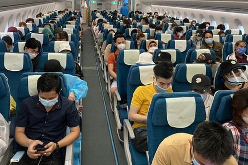 Trả lại 60 triệu đồng của khách bỏ quên trên máy bay