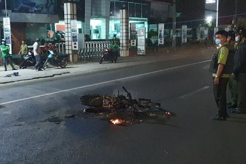 Sau va chạm, hai xe máy bốc cháy, ba người trọng thương