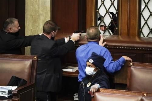 Bạo loạn kinh hoàng tại Mỹ: Người biểu tình ủng hộ ông Trump ồ ạt kéo vào trụ sở Quốc hội