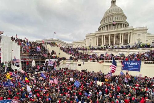 Chùm ảnh người biểu tình thân ông Trump tấn công tòa nhà Quốc hội Mỹ