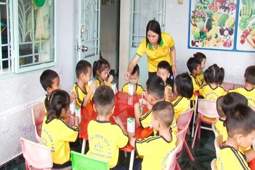 Chương trình 'Sữa học đường' ở Khánh Sơn: Cải thiện tình trạng dinh dưỡng cho trẻ