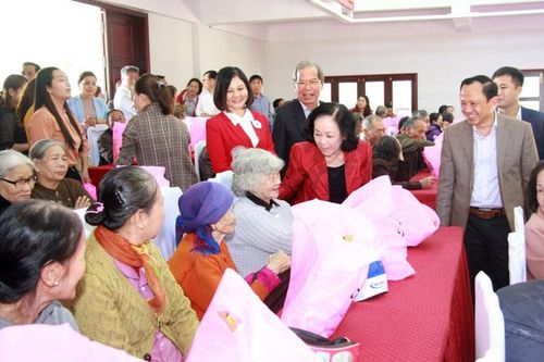 Trưởng Ban Dân vận Trung ương trao quà tết tại Lâm Đồng