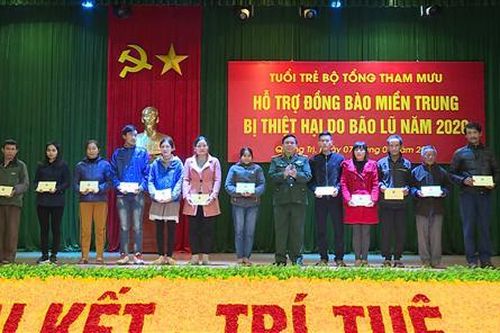 Trao 300 triệu đồng hỗ trợ người dân khắc phục hậu quả thiên tai