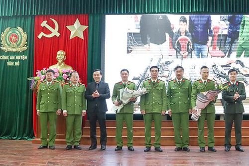 Lãnh đạo Công an tỉnh chúc mừng Ban chuyên án bắt giữ đối tượng tàng trữ trái phép chất ma túy và vũ khí quân dụng tại huyện Vân Hồ