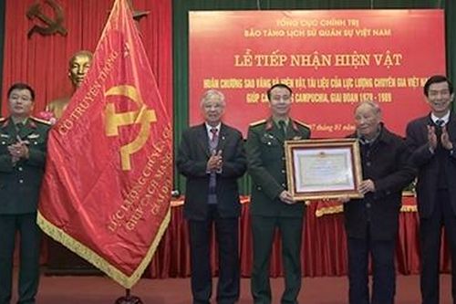 Tiếp nhận hiện vật của chuyên gia Việt Nam giúp Campuchia