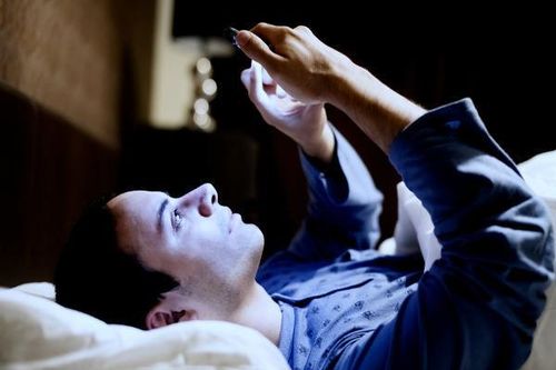 Sử dụng điện thoại trước khi ngủ: Cảnh báo nguy cơ bị ung thư, đột tử