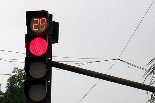 Đồng hồ đếm ngược ở đèn giao thông: Phải lắp thêm chứ sao lại bỏ?