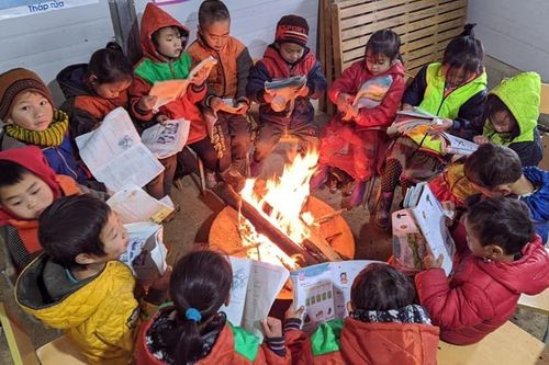 Thầy trò đốt lửa sưởi ấm giữa trời lạnh 4 độ C