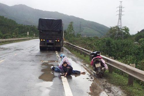 Hai mẹ con gào khóc bên thi thể người đàn ông tử nạn giữa đường
