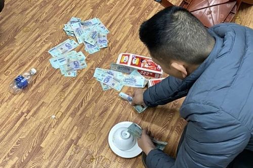Nhiều người đánh bạc nhảy qua cửa sổ để trốn