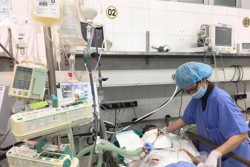 Nổ bình gas khi nấu ăn, 2 thanh niên chấn thương nặng