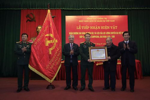 Tiếp nhận hiện vật của lực lượng chuyên gia Việt Nam giúp Campuchia