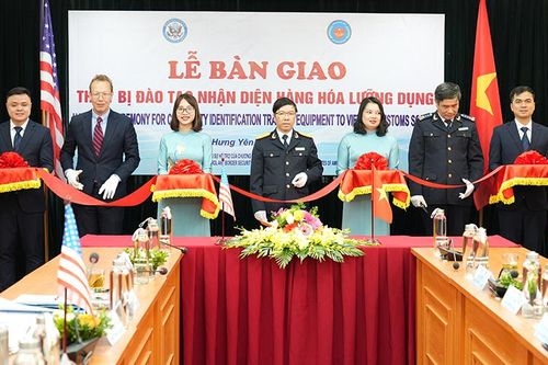 Bàn giao thiết bị đào tạo nhận diện hàng hóa lưỡng dụng do Hoa Kỳ tài trợ