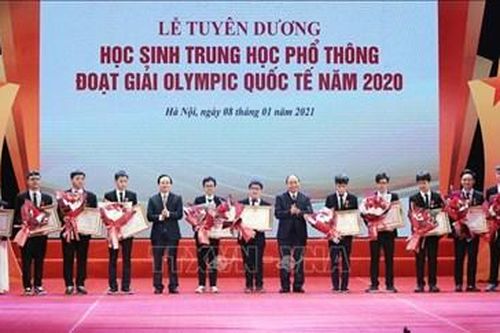 Thủ tướng dự Lễ tuyên dương học sinh THPT đoạt giải Olympic quốc tế năm 2020