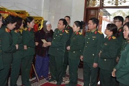 Đoàn công tác Bộ Tổng Tham mưu thăm, tặng quà nhân dân bị ảnh hưởng bởi bão lũ