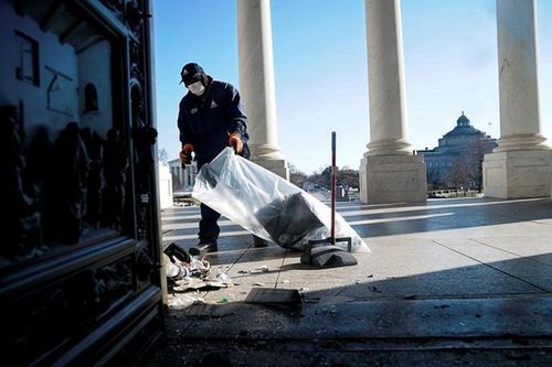 Cảnh thu dọn 'bãi chiến trường' sau vụ bạo loạn ở Điện Capitol