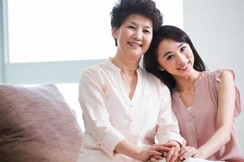 Bóc phong bì cưới không có tên người gửi, chồng tôi nhập viện thấy thứ bên trong