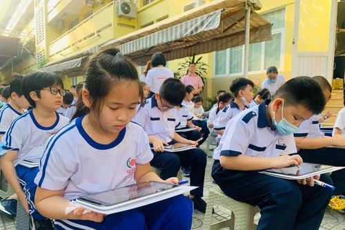 Trải nghiệm xe buýt điện, vui ngày hội 'Tự hào là công dân Thành phố anh hùng'