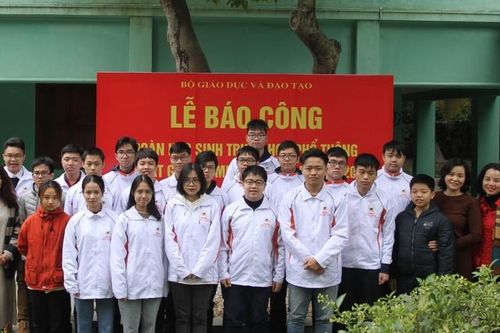 Đoàn học sinh Olympic quốc tế 2020 báo công dâng Bác