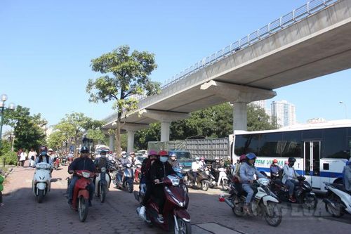 Xe máy đi trên vỉa hè: Tăng cường xử lý liệu có hết vi phạm?
