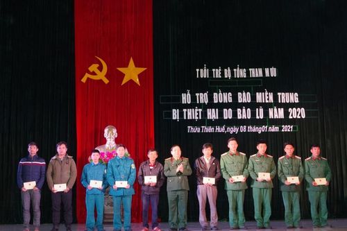 Bộ Tổng Tham mưu – Bộ Quốc phòng: Tặng quà ủng hộ đồng bào bị thiệt hại do bão lũ tại Thừa Thiên Huế