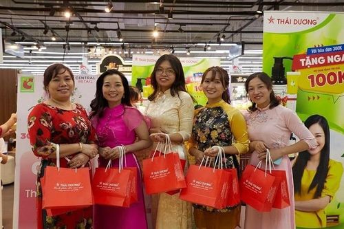 Chị em hào hứng khoe 'tóc siêu phẩm' sau khi dùng dầu gội thảo dược Thái Dương 7 plus