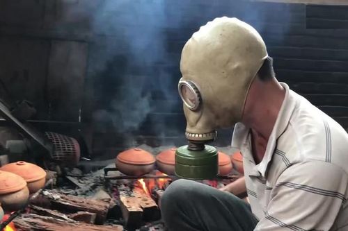 Chuyện lạ làng Vũ Đại: Đeo mặt nạ, thức xuyên đêm nấu cá kho nức tiếng