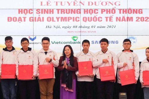 Học sinh giành Huy chương Olympic quốc tế nhận 'mưa giải thưởng'