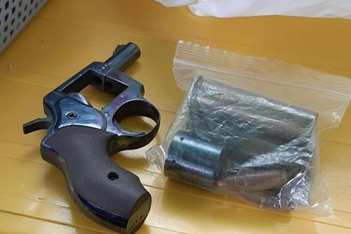 Bắt tạm giam đối tượng mang súng đi tìm vợ
