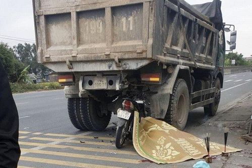 Xe máy kẹp ba bất ngờ đâm đuôi xe tải khiến 2 người tử vong tại chỗ