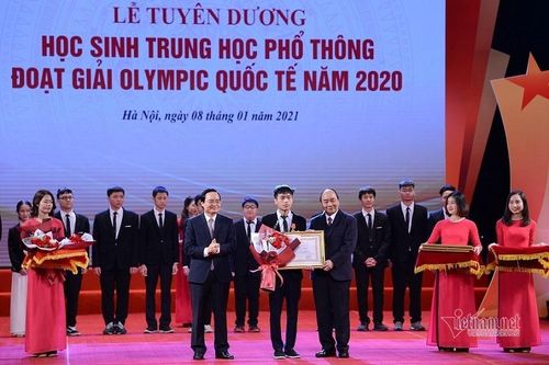 12 học sinh được tặng Huân chương Lao động