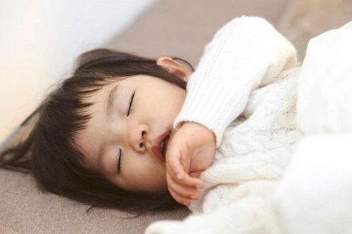 Con há miệng khi ngủ tưởng dễ thương nhưng tiềm ẩn điều nguy hiểm không ngờ
