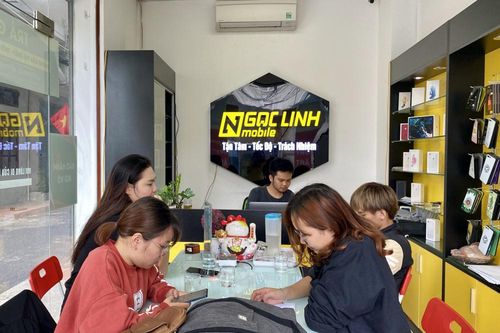 Hành trình từ nghề xe ôm, bưng bê trở thành ông chủ Ngọc Linh Mobile của chàng trai 9X