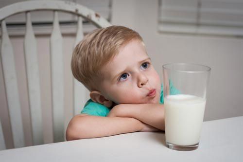 Sai lầm của cha mẹ khi cho con uống sữa tươi