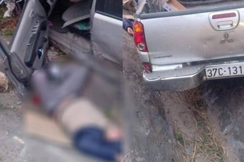 Bán tải Mitsubishi Triton va thẳng vào xe chở đá gây tai nạn kinh hoàng
