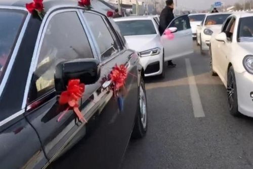 Chú rể rước được 3 cô dâu cùng một lúc, nguyên nhân phía sau khiến CĐM cười bò