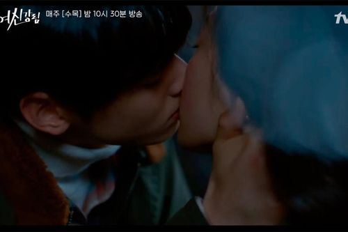 'True Beauty': Cha Eun Woo lộ bản chất 'cuồng yêu' tới mức đánh nhau và cưỡng hôn Moon Ga Young