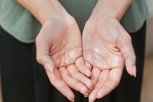 Chân tay ra mồ hôi khi trời lạnh có nguy hiểm không? Cần làm gì để kiểm soát tình trạng này?